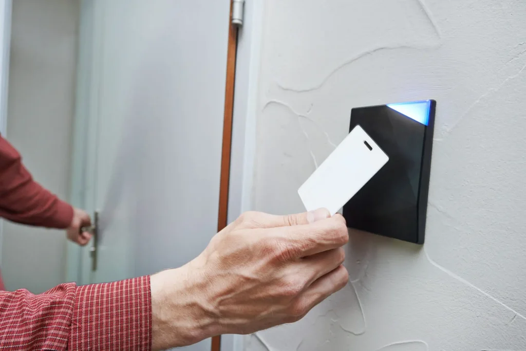 Utilisation d’un badge pour accéder à une porte sécurisée