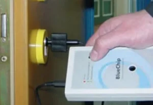 Cylindre électronique programmable manipulé avec un appareil BlueChip