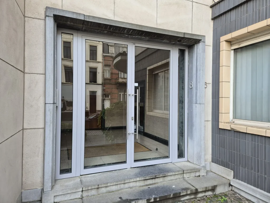 Porte d’entrée renforcée et vitrée pour copropriété sécurisée
