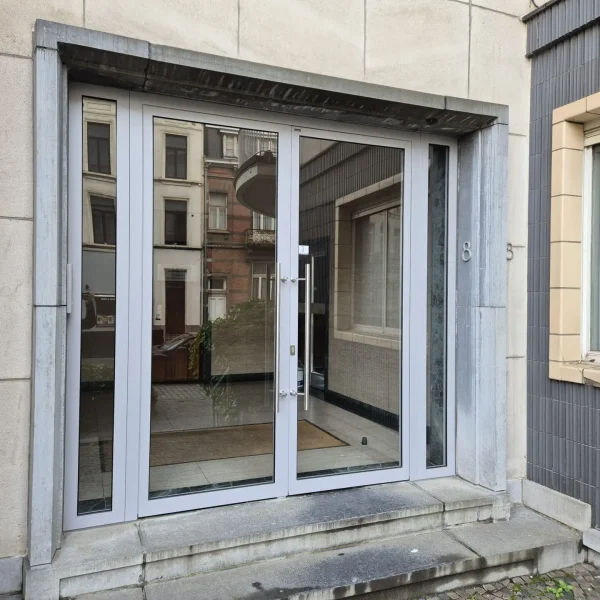 Porte d’entrée renforcée et vitrée pour copropriété sécurisée