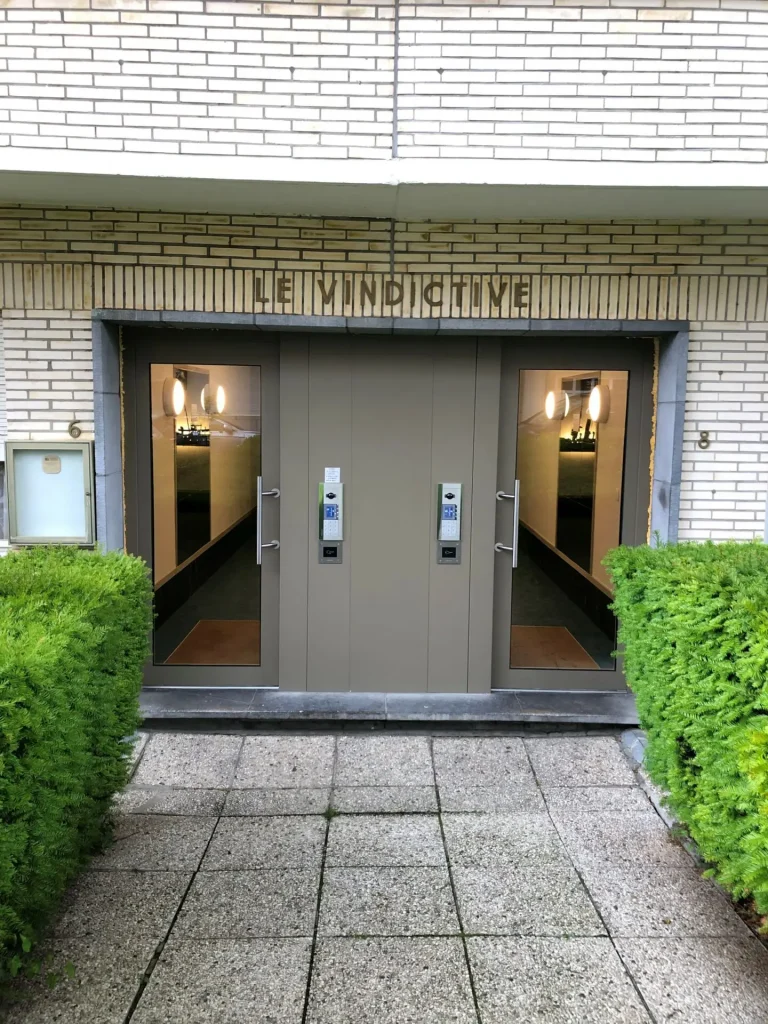 Entrée sécurisée double battant pour immeuble résidentiel – Vista Security