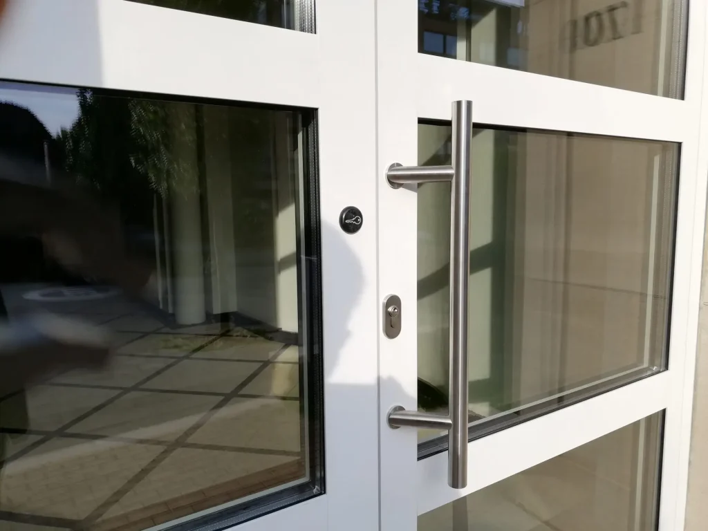 Détail poignée inox sur porte d'entrée vitrée – Vista Security