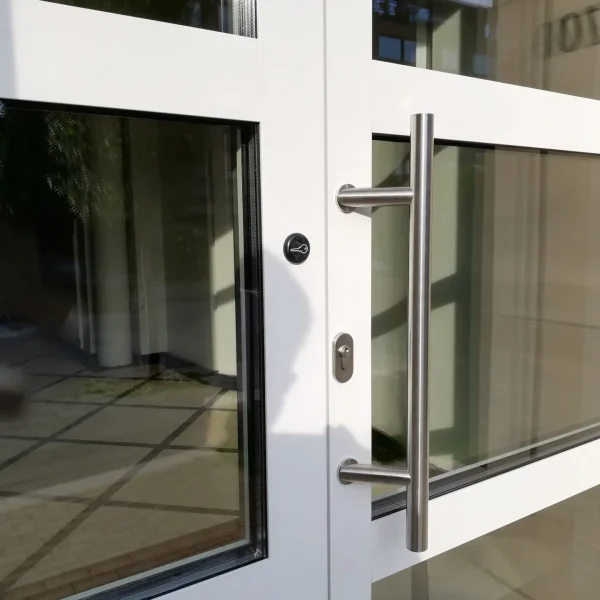 Détail poignée inox sur porte d'entrée vitrée – Vista Security