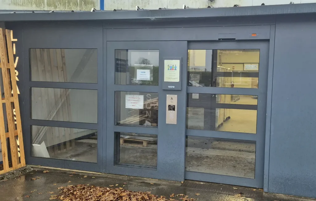 Porte d'entrée vitrée avec badge d'accès pour site industriel – Vista Security