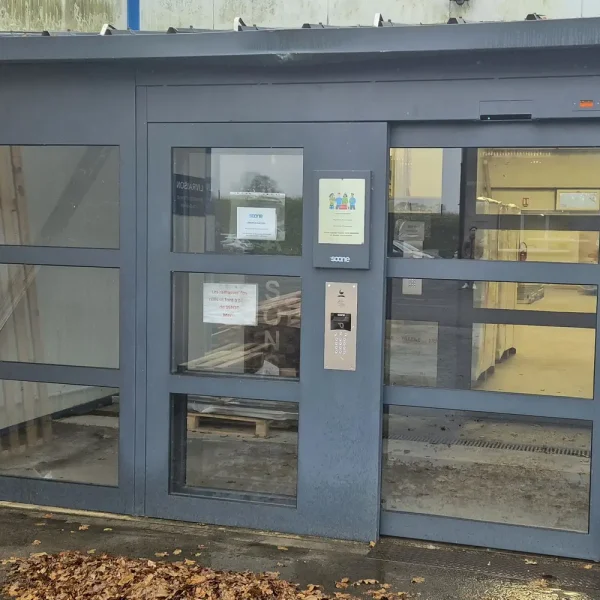 Porte d'entrée vitrée avec badge d'accès pour site industriel – Vista Security