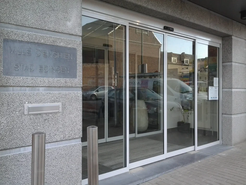 Porte automatique vitrée d’entrée publique – Ville d’Enghien – Vista Security