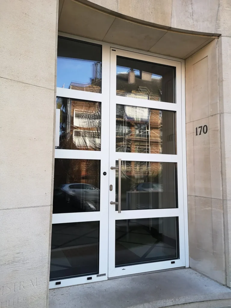 Porte blanche en aluminium avec vitrage renforcé