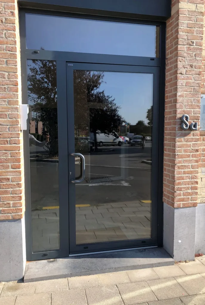 Porte d’entrée sécurisée en aluminium foncé pour immeuble résidentiel