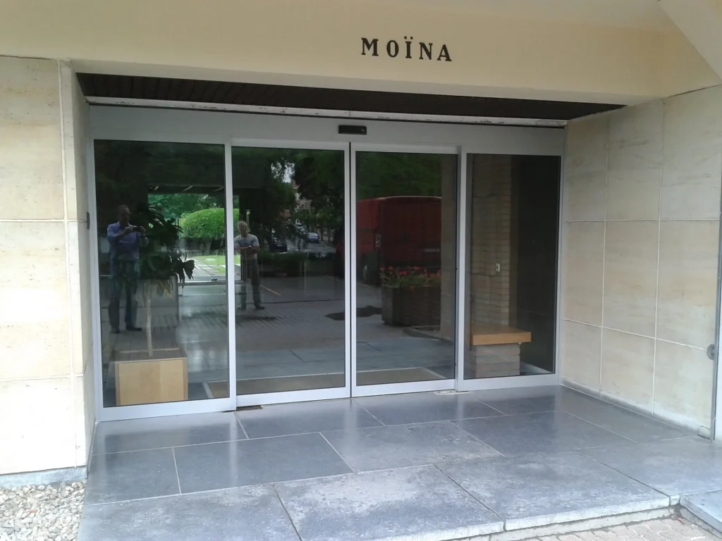 Entrée vitrée coulissante sécurisée pour immeuble collectif