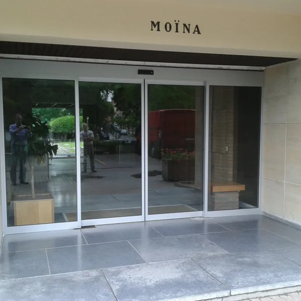 Entrée vitrée coulissante sécurisée pour immeuble collectif