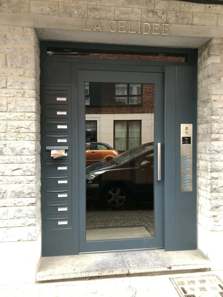 Porte d’entrée avec boîtes aux lettres intégrées pour immeuble – Vista Security