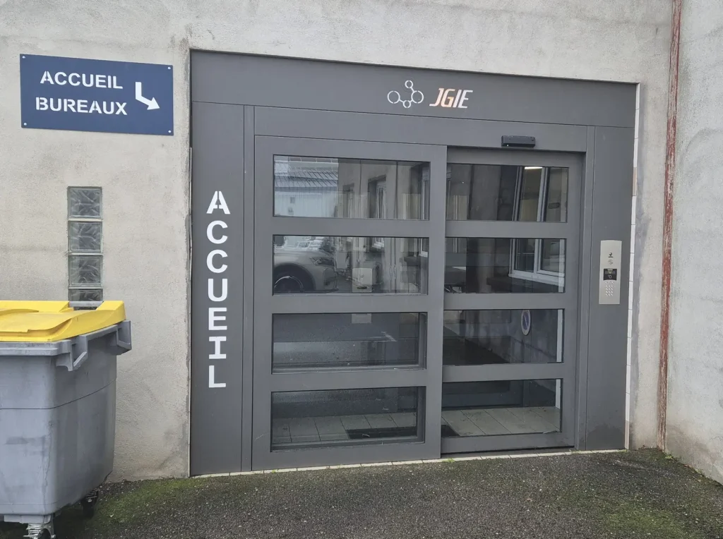Porte d’entrée sécurisée avec accès contrôlé pour bâtiment professionnel