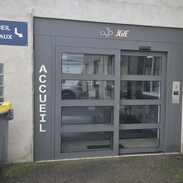 Porte d’entrée sécurisée avec accès contrôlé pour bâtiment professionnel