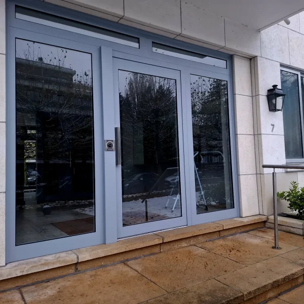 Porte double battant sécurisée pour entrée d’immeuble haut de gamme