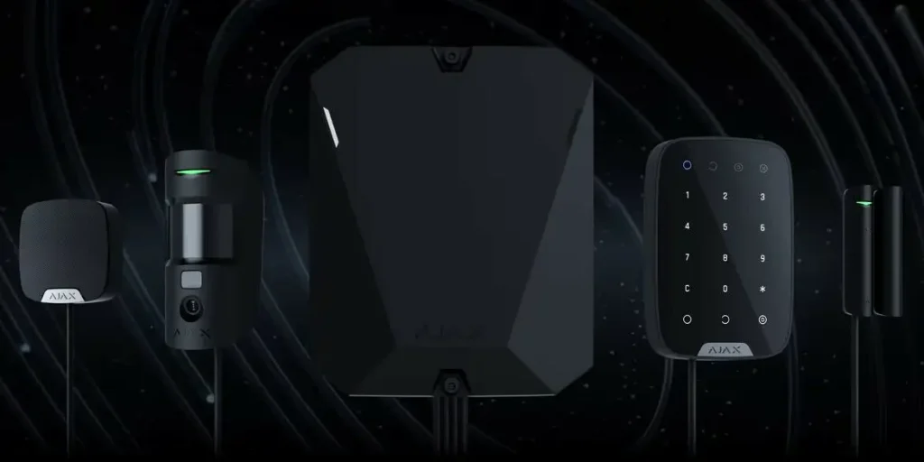 Composants du système d’alarme filaire hybride AJAX Fibra, incluant clavier, centrale et détecteurs