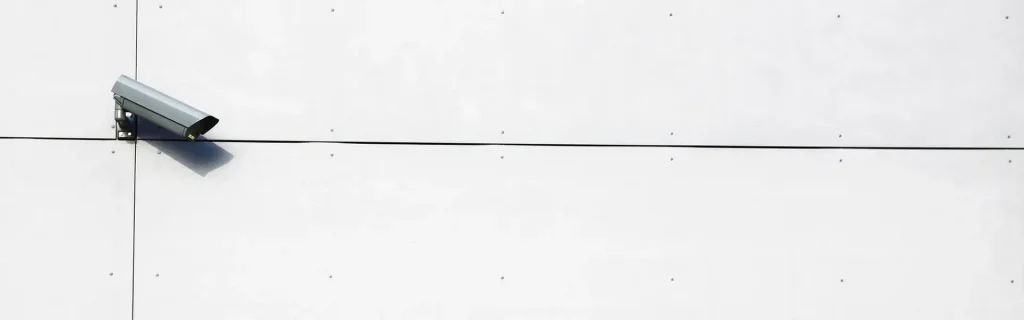 caméra de surveillance sur un mur